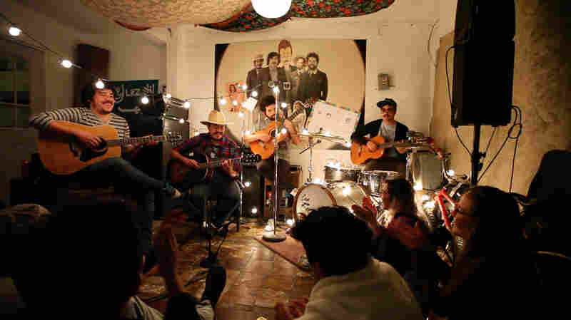 Beers And Lovesick Doo-Wop: At Home With Los Romanticos