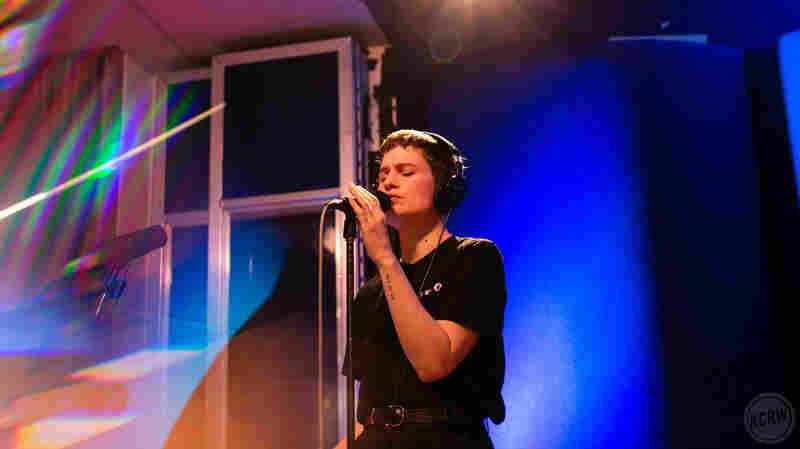 Watch Christine And The Queens Perform '5 Dollars' Live In The Studio