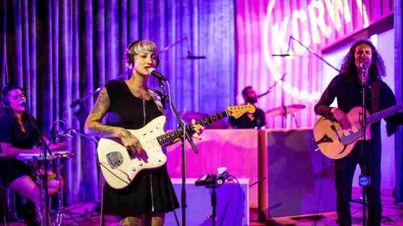 Watch Y La Bamba Perform 'Se Escucha' Live In The Studio